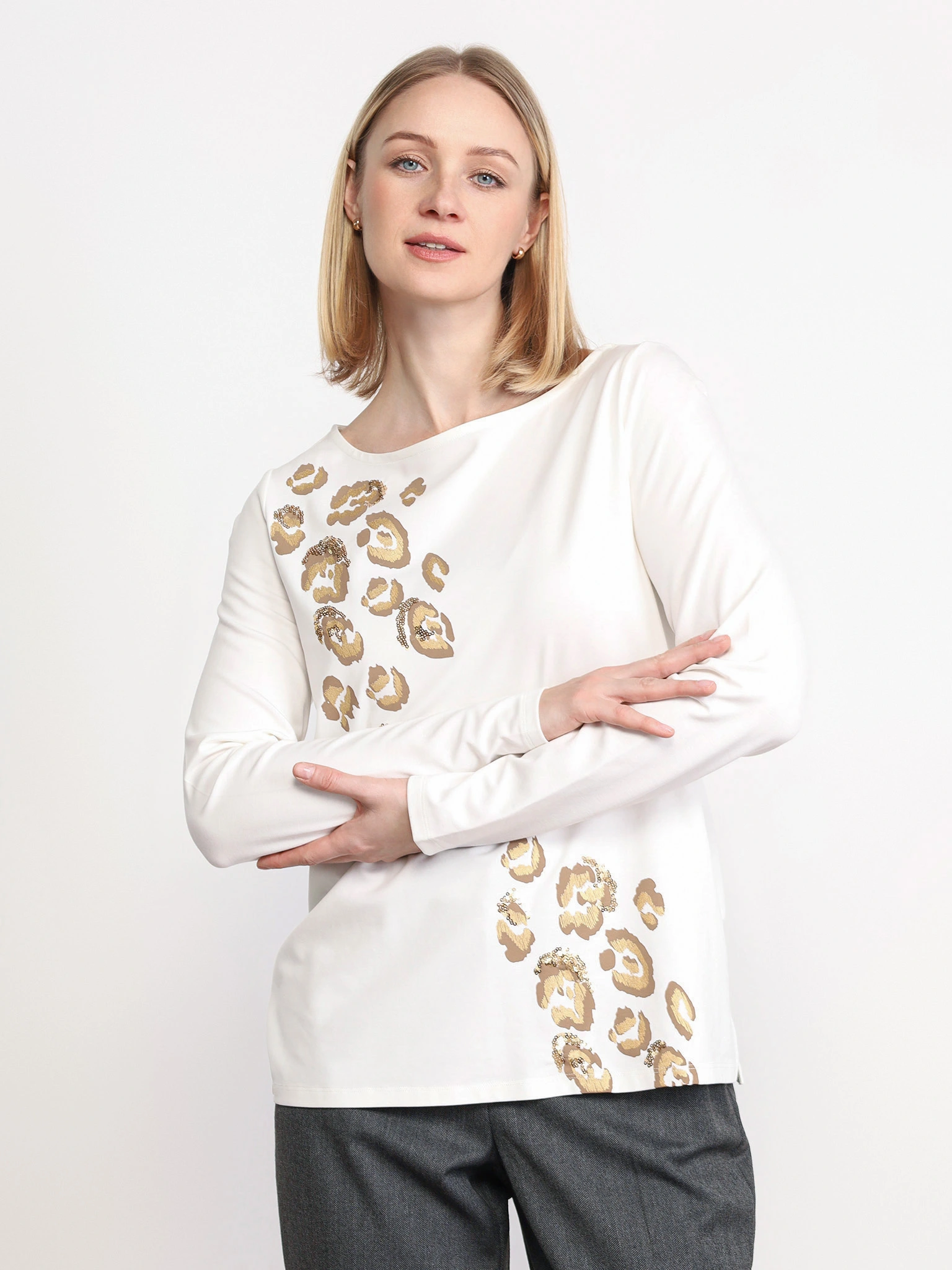 Футболка молочного цвета с фольгированным принтом и пайетками